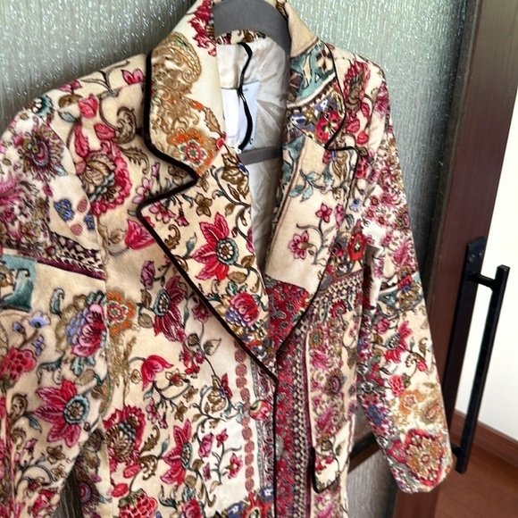 SFIZIO Printed Velvet Blazer
$548 original retail size says 2 but fits up to 6 - Picture 10 of 16